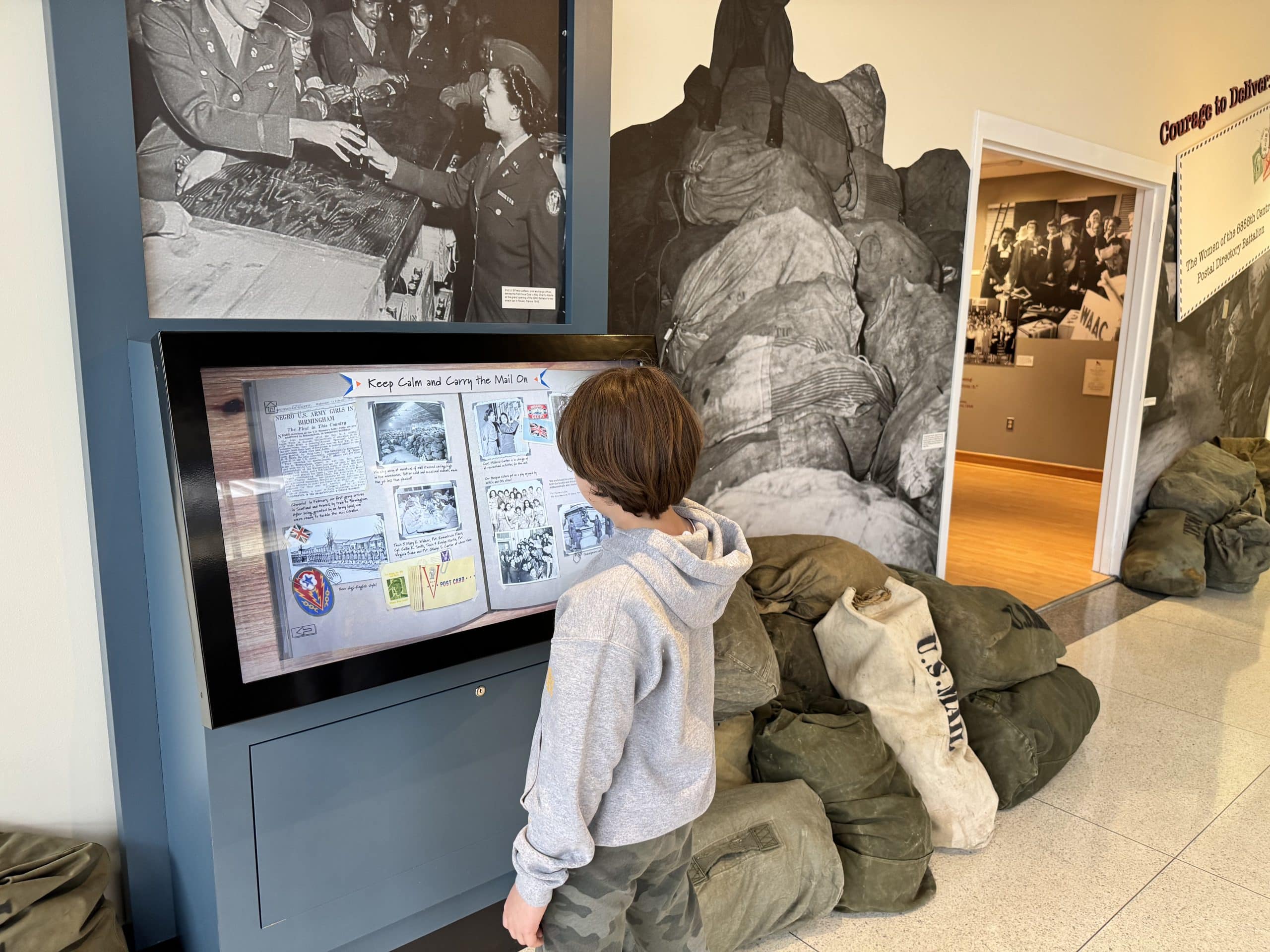 little boy learning through hands-on experience on the the field trip ideas shared by Gowhee app