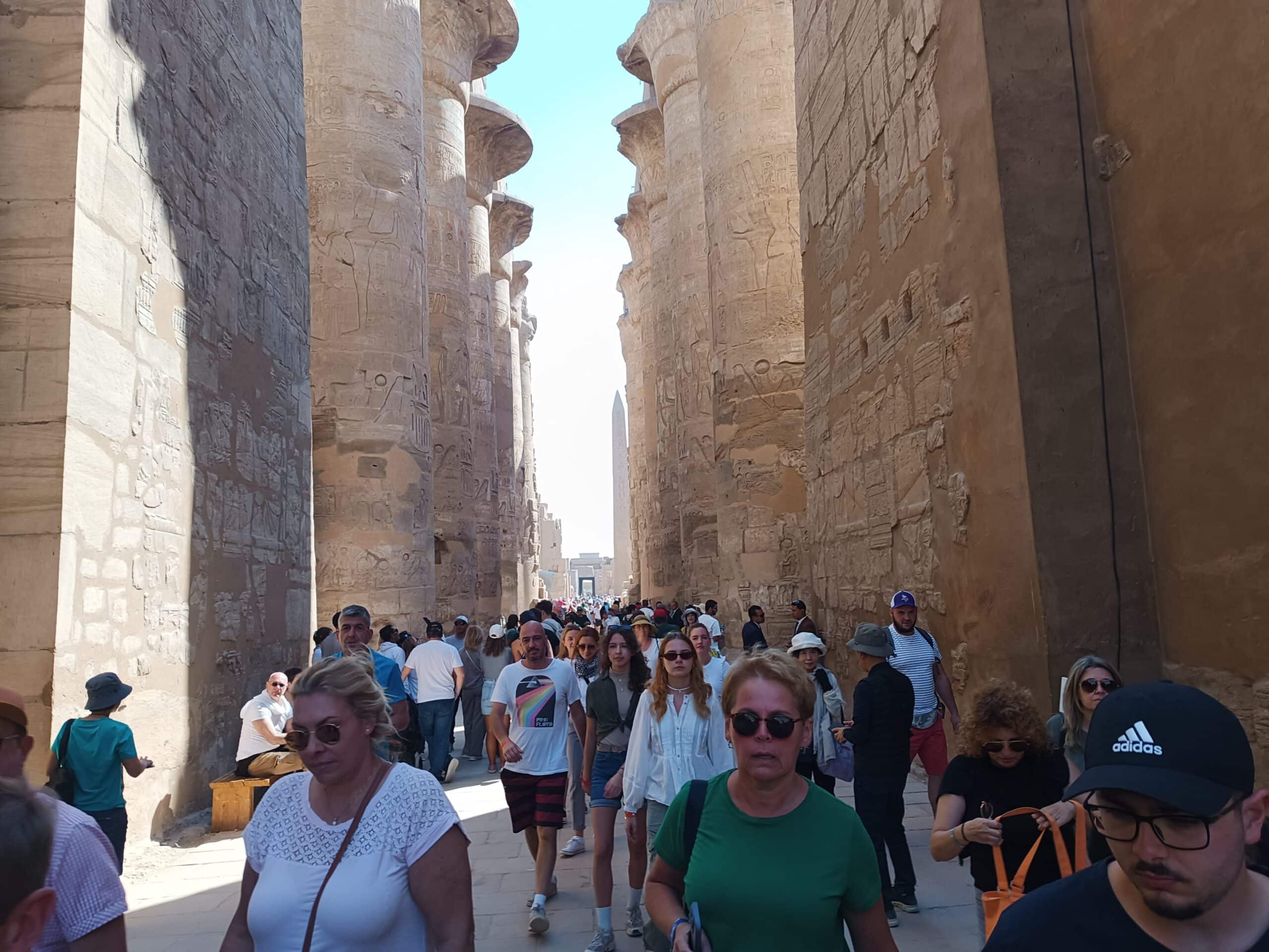 Touristen aus Marsa Alam im Säulensaal des Karnak-Tempels beim Marsa Alam Ausflug Tal der Könige