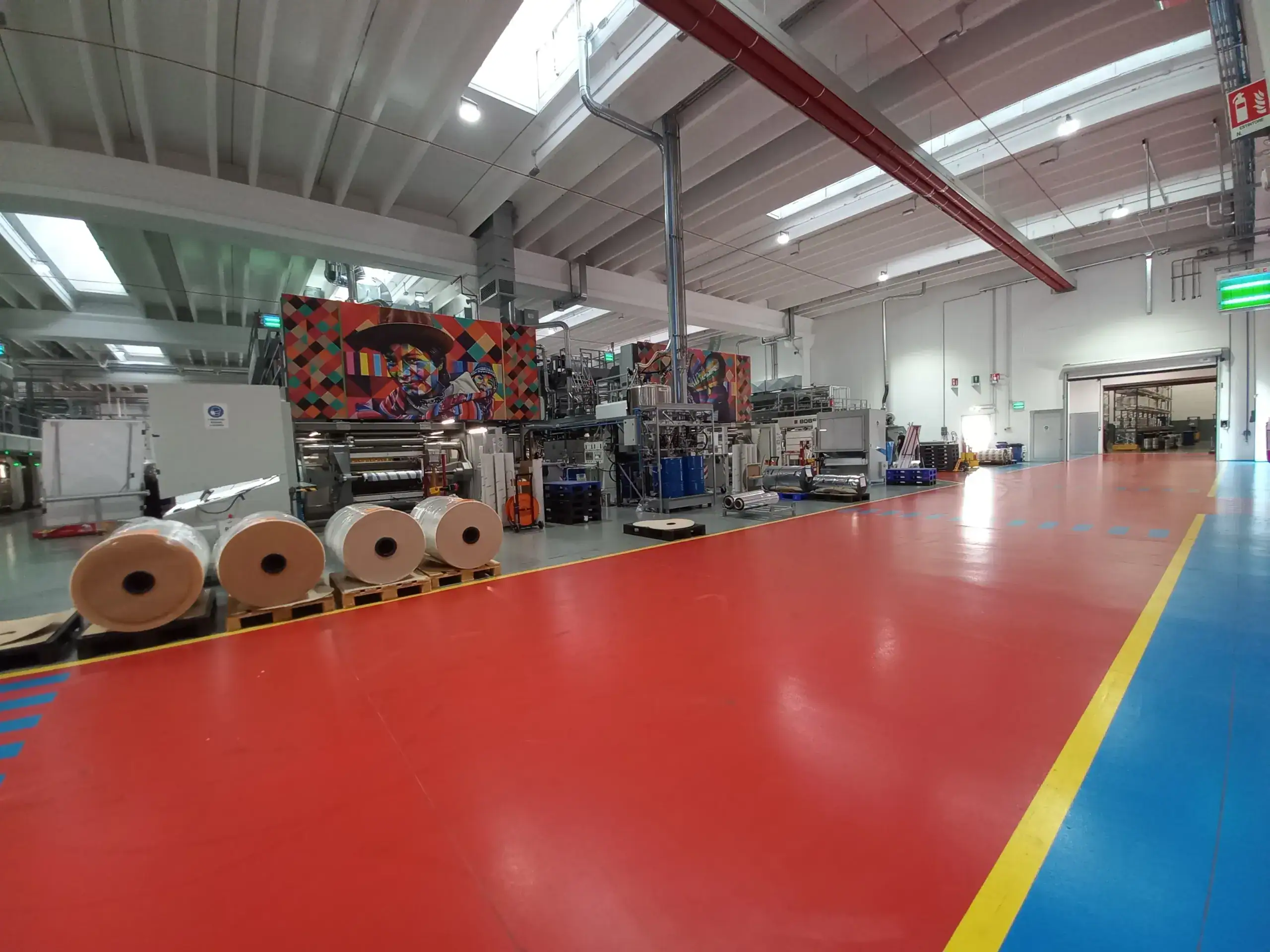 Pavimento in resina per industria grafica e segnaletica — rivestimento epossidico antistatico resistente a solventi, inchiostri e agenti chimici, realizzato da Prima Pavimenti