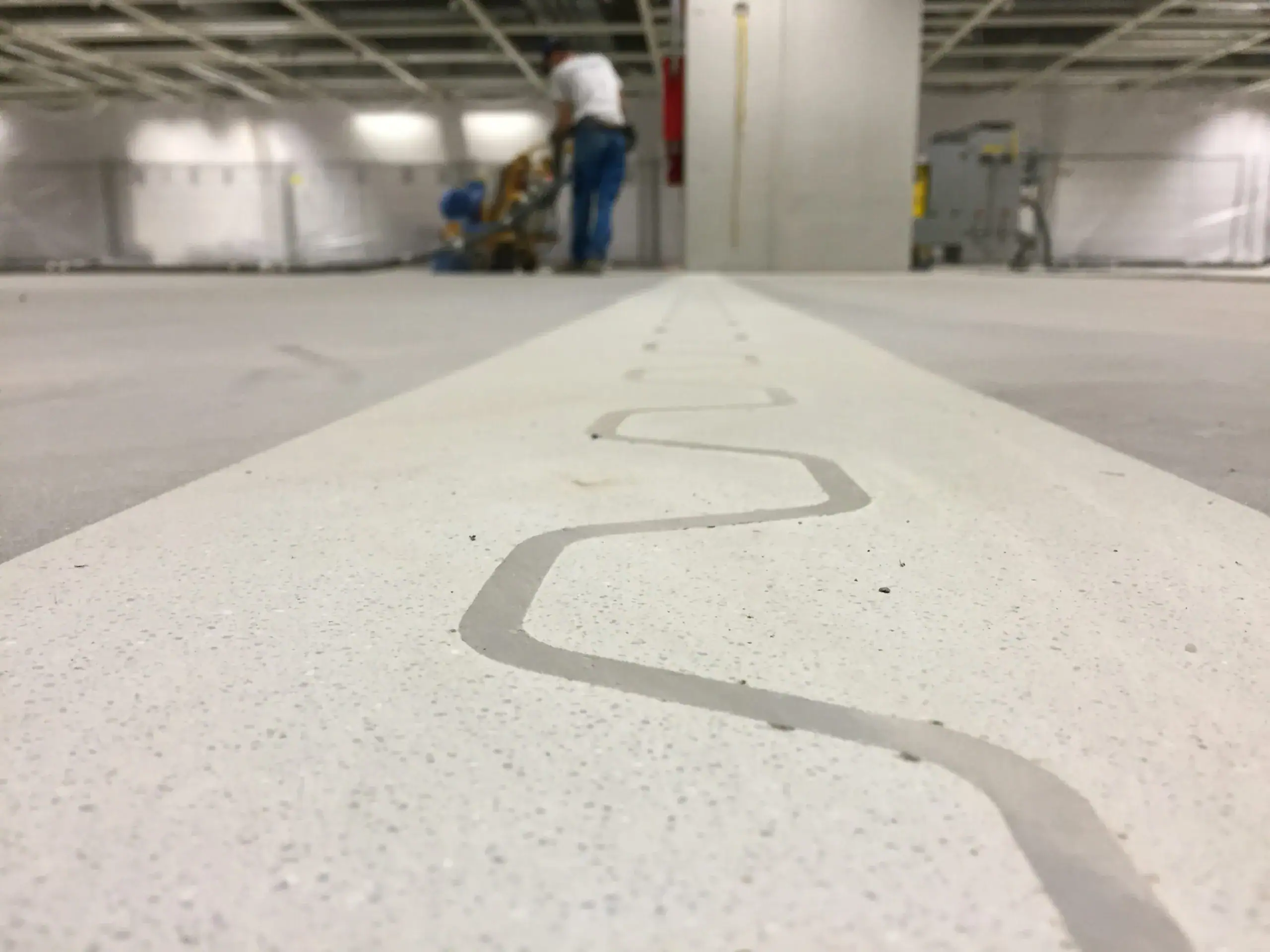Smart Joint® installato su pavimento industriale in resina capannone da Prima Pavimenti per il ripristino dei giunti di costruzione
