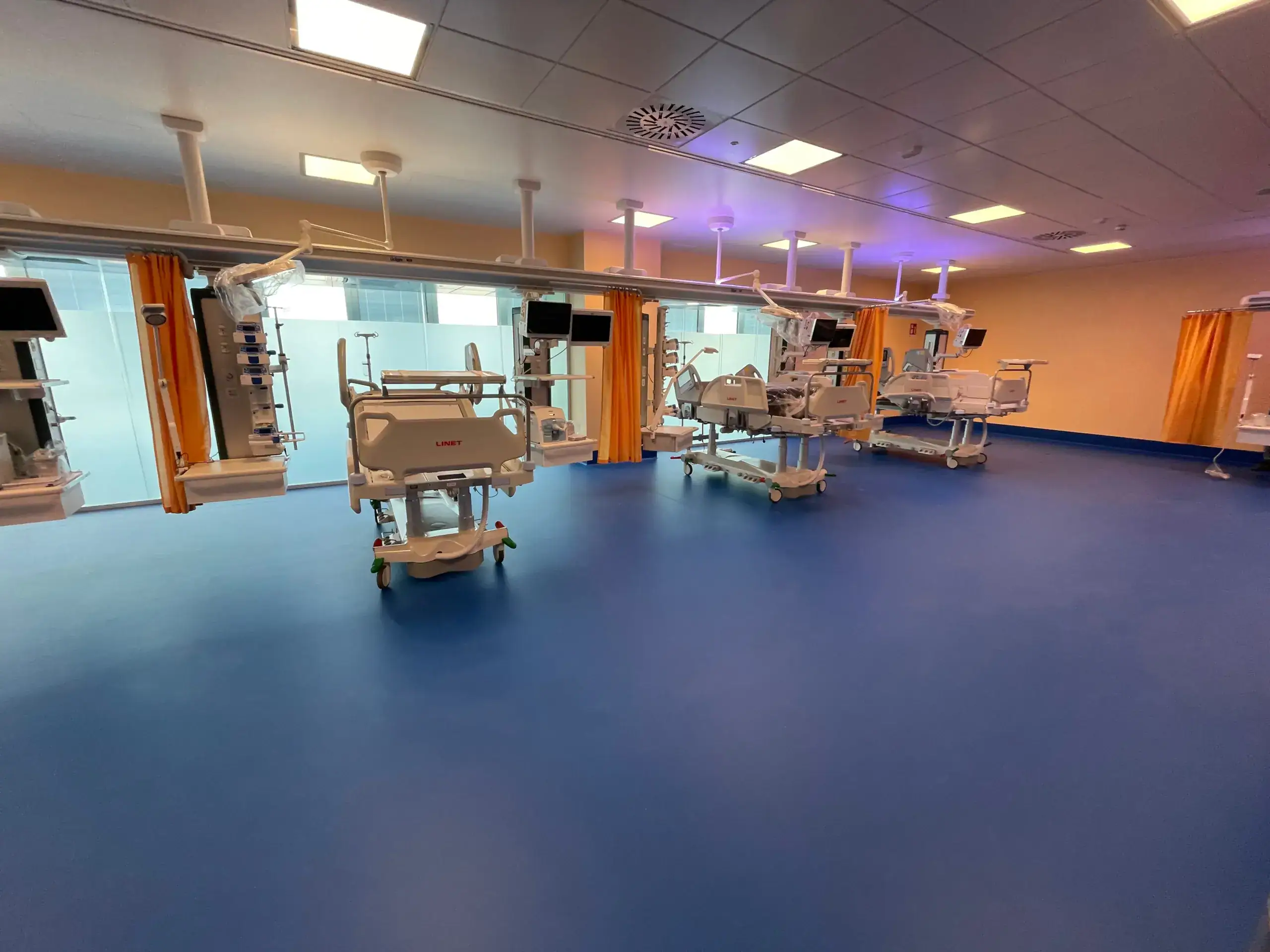 IRCCS Istituto Ortopedico Galeazzi Milano — pavimenti in resina antibatterica e rivestimenti pareti per ambienti ospedalieri realizzati da Prima Pavimenti, conformi alle norme igieniche per sale operatorie, reparti degenza e corridoi clinici