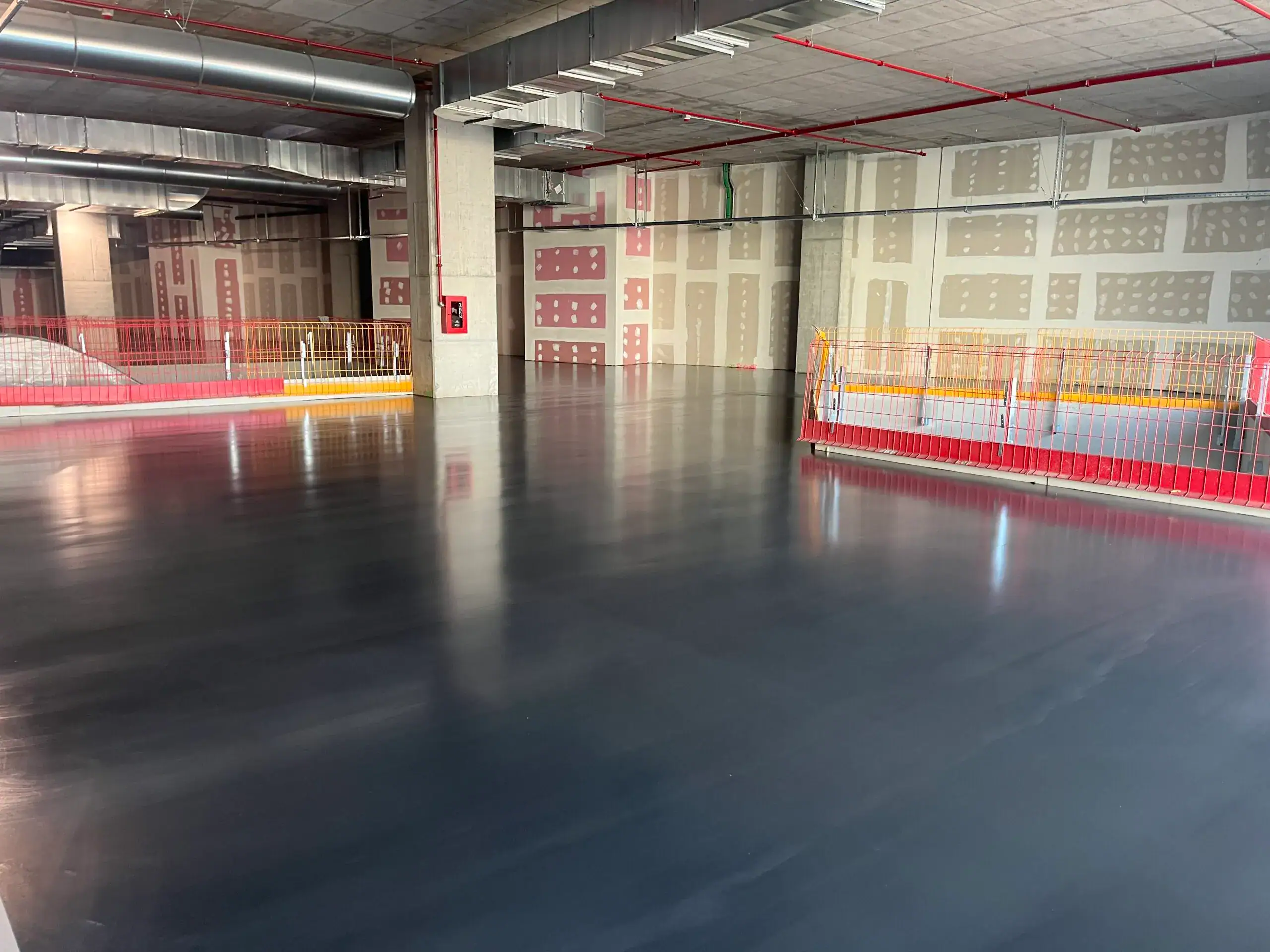 Vista interna del negozio Decathlon Merlata Bloom con pavimentazione in resina Prima Pavimenti