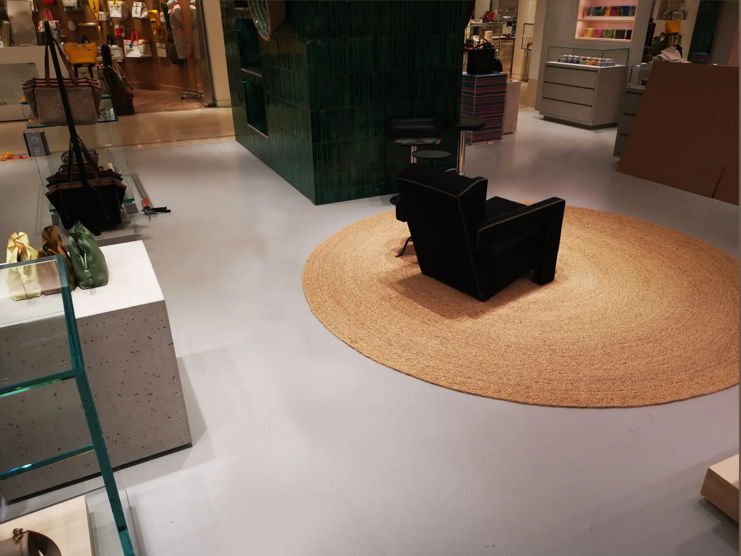 Pavimento in resina minimal Mapei Ultratop Loft grigio chiaro nella boutique Off-White a Le Bon Marché, Parigi