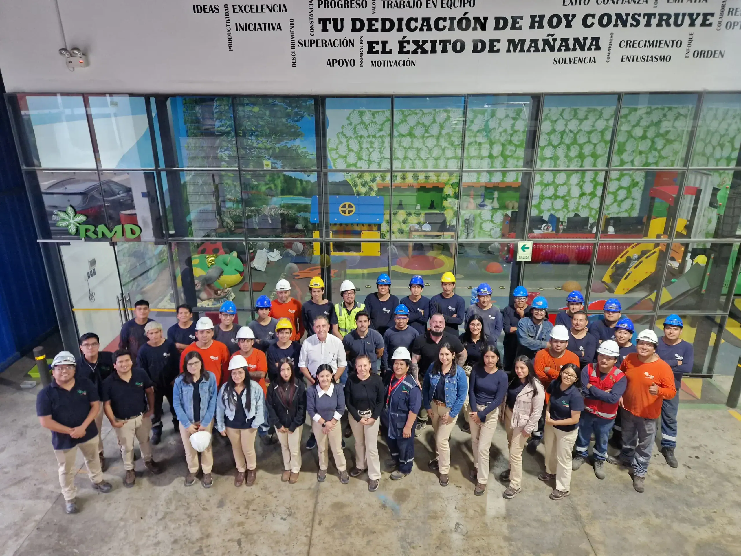 Equipo de trabajo y colaboradores de la empresa reflejando el clima laboral y cultura interna