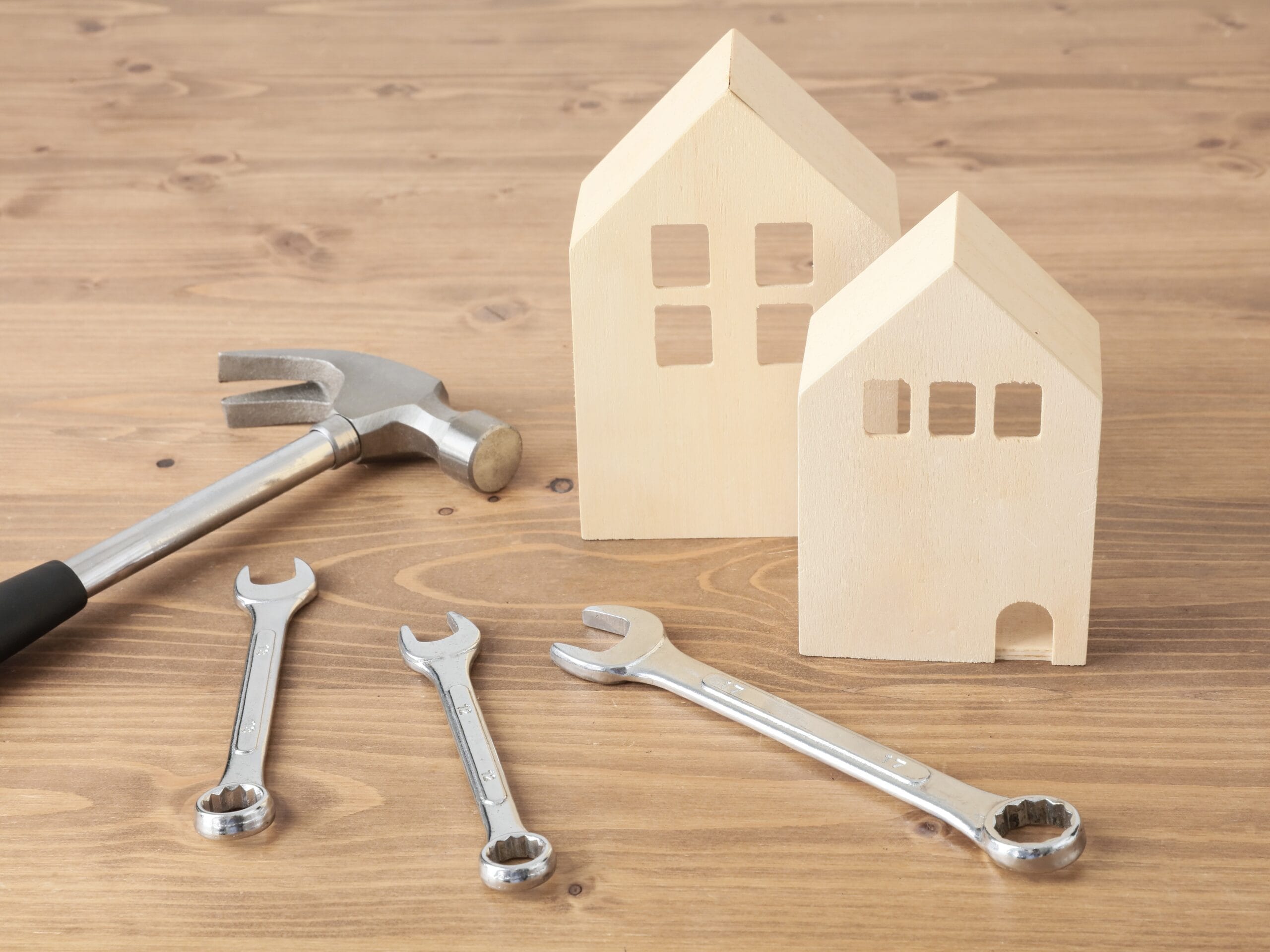 家の形をした置物と工具