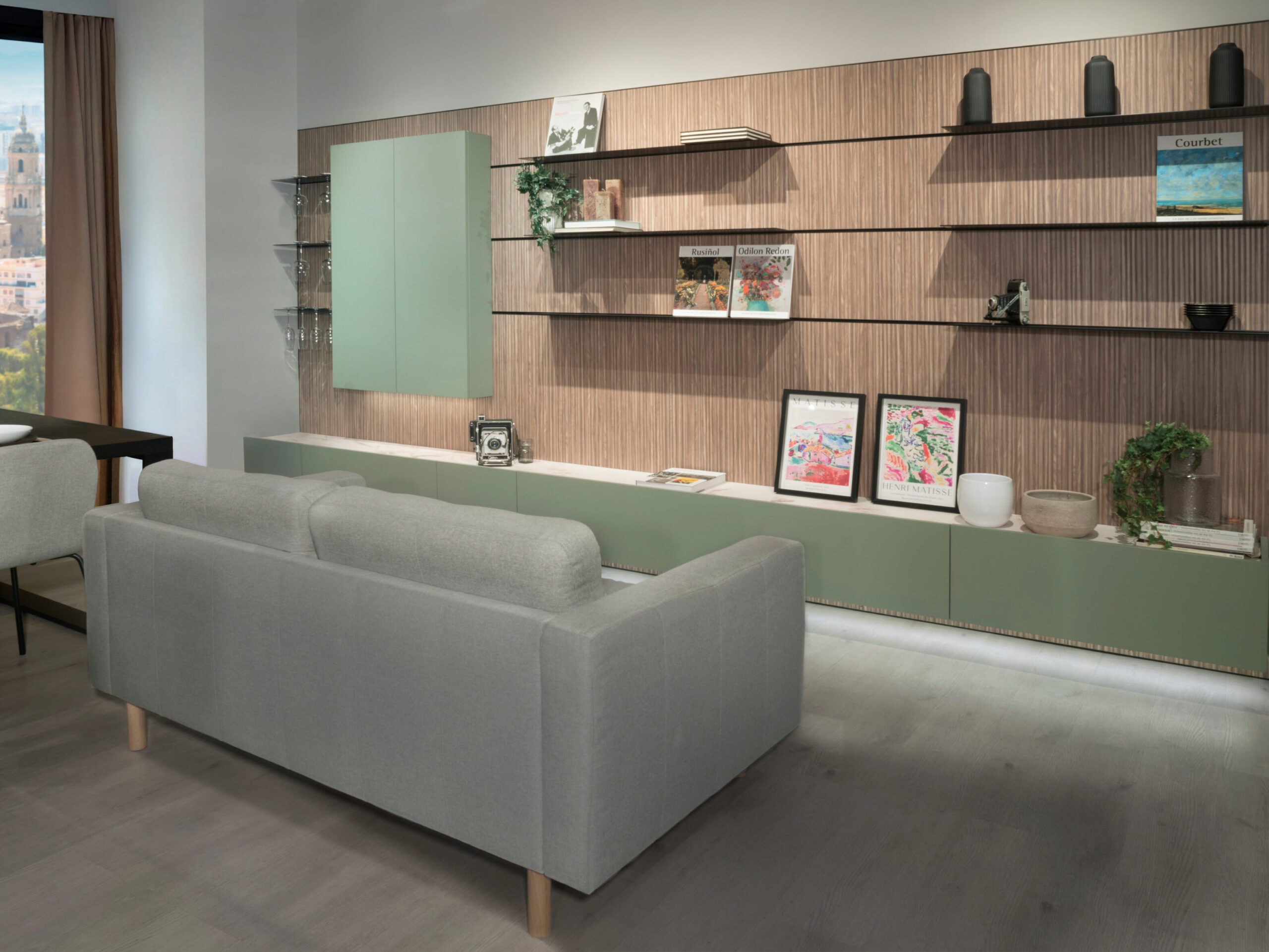 A comfortable sofa in the living room, with a modern design that complements the style of the space. The bookshelf in the background adds functionality and a decorative touch to the room. Ideal for relaxing or entertaining.