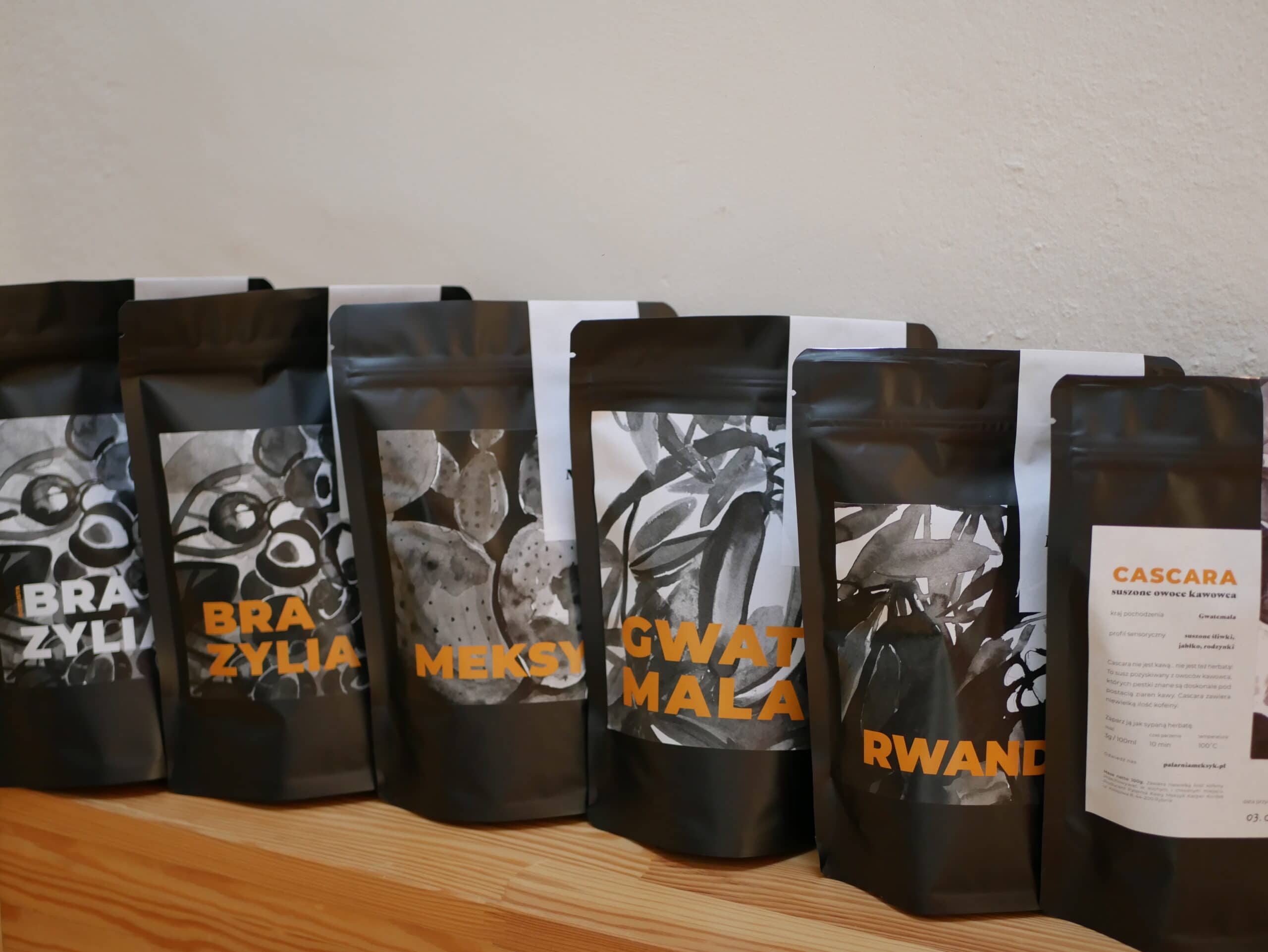 Zestaw ze świeżo paloną kawą i cascarą