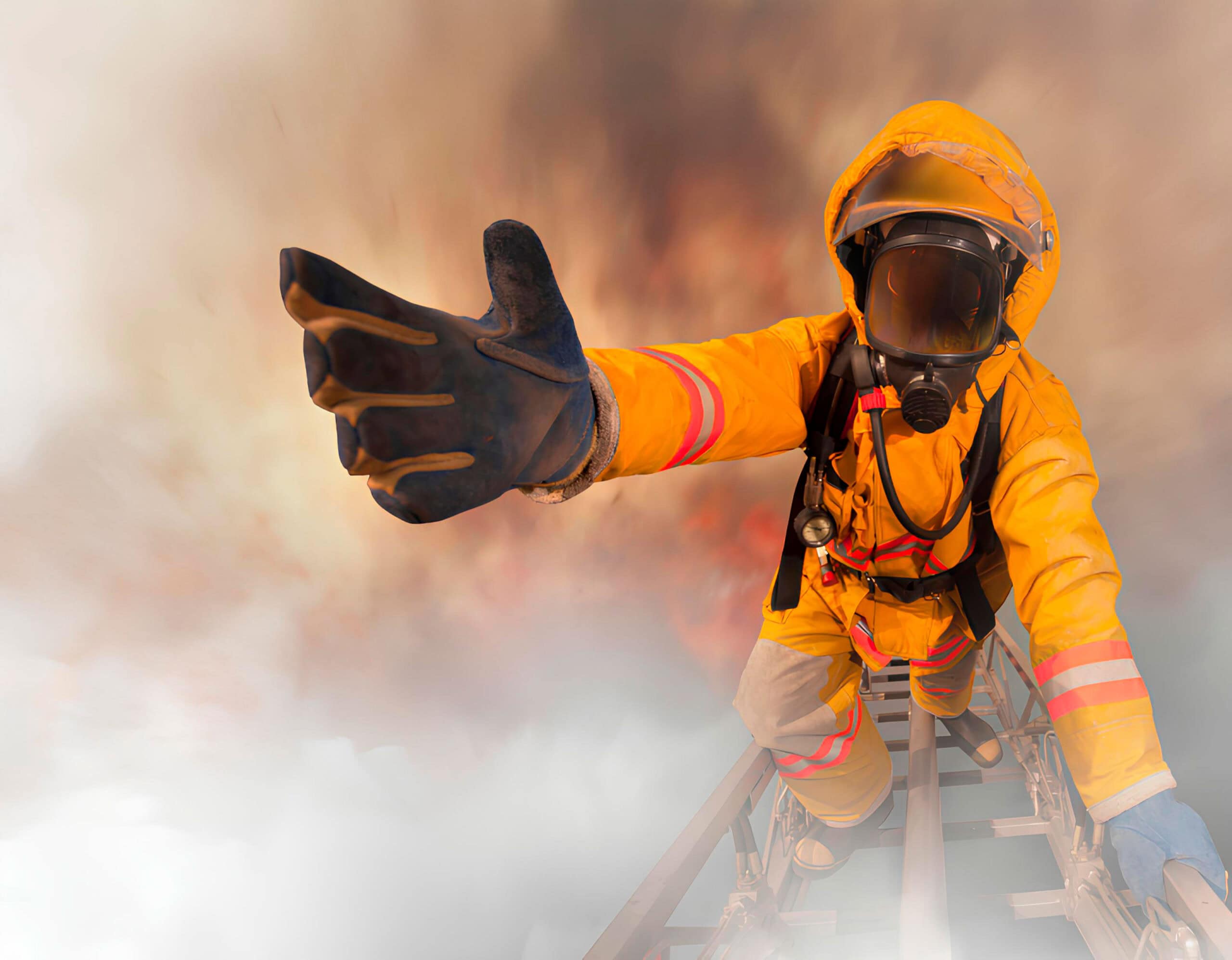 Bombeiro subindo uma escada entre fogo e fumaça