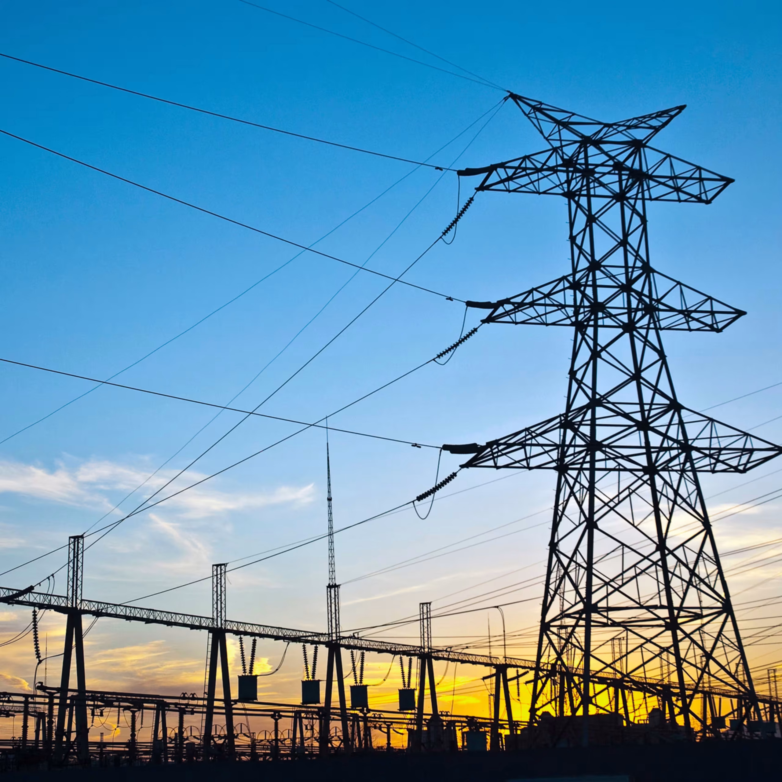 Torre elèctrica i línies de distribució d’alta tensió al capvespre