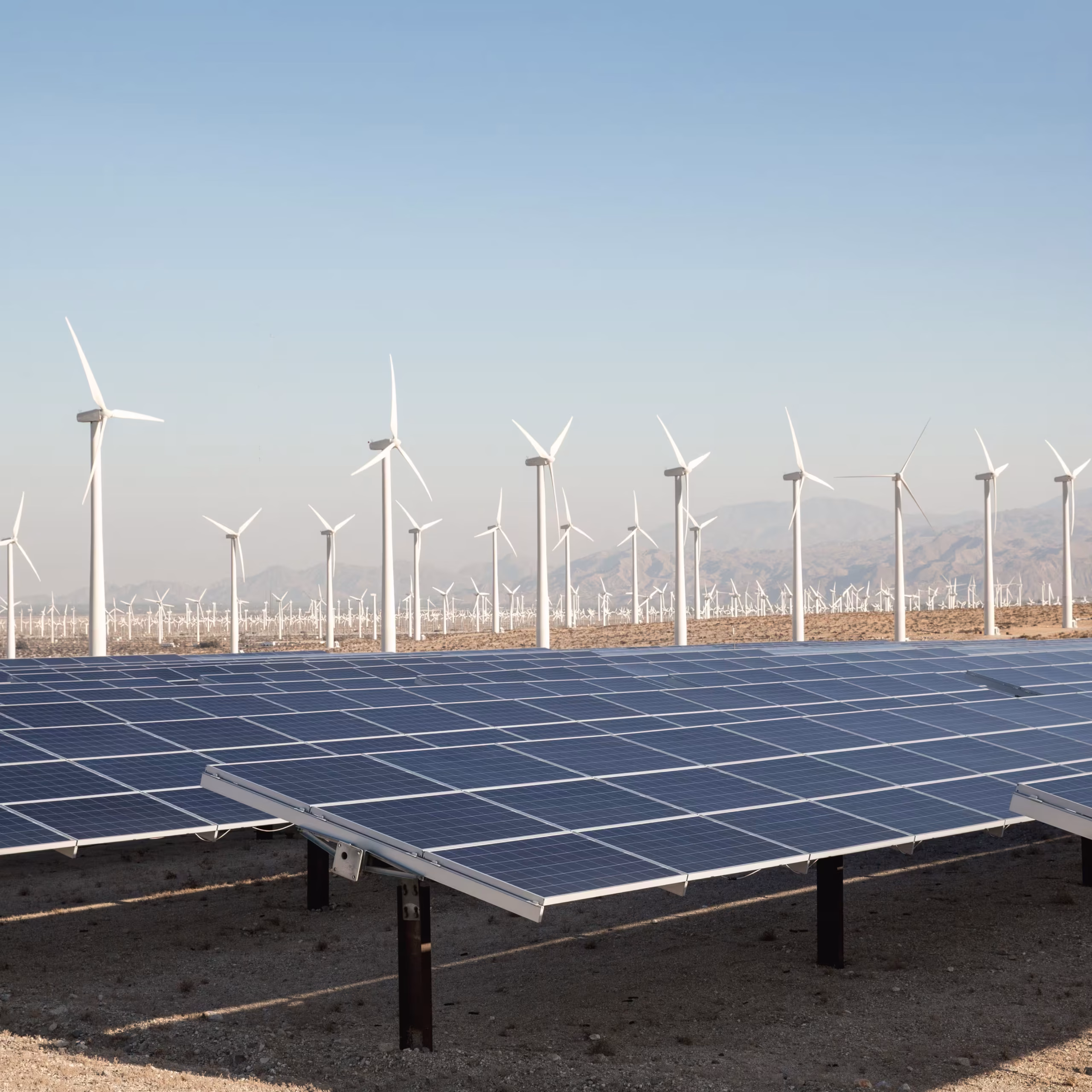 Parc combinat amb plaques solars i molins de vent per generar energia renovable