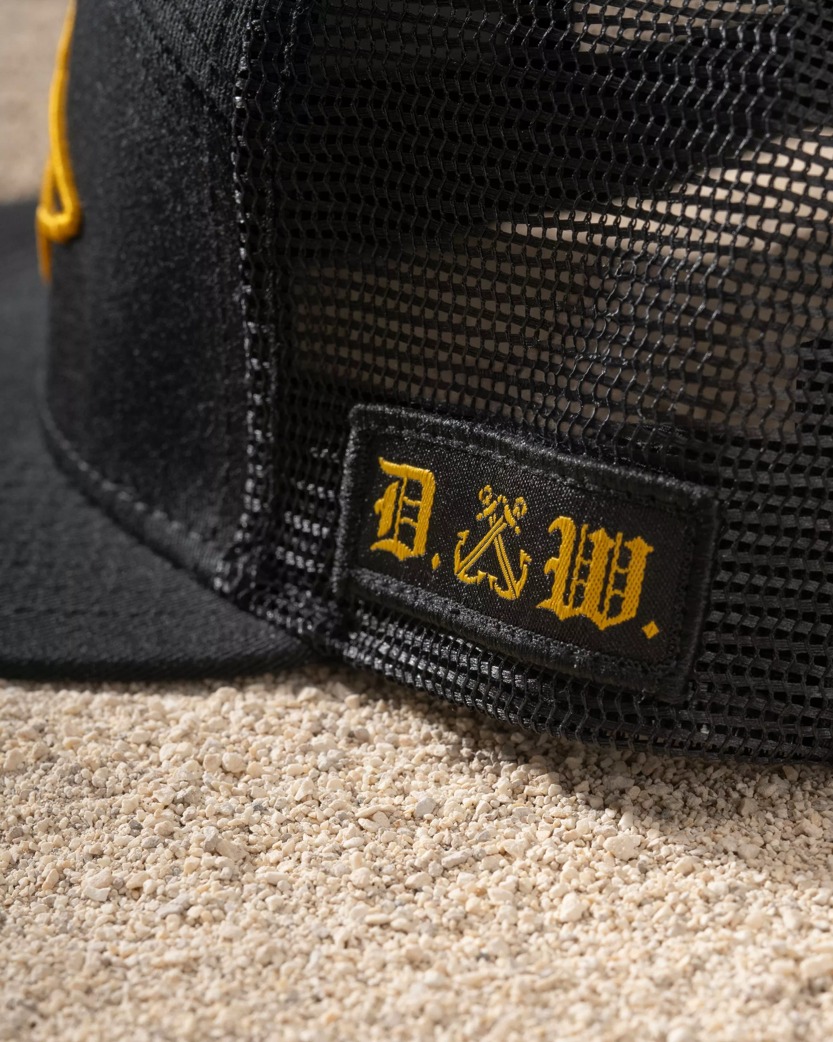 GORRA CAMIONERA BASICA DORADA
