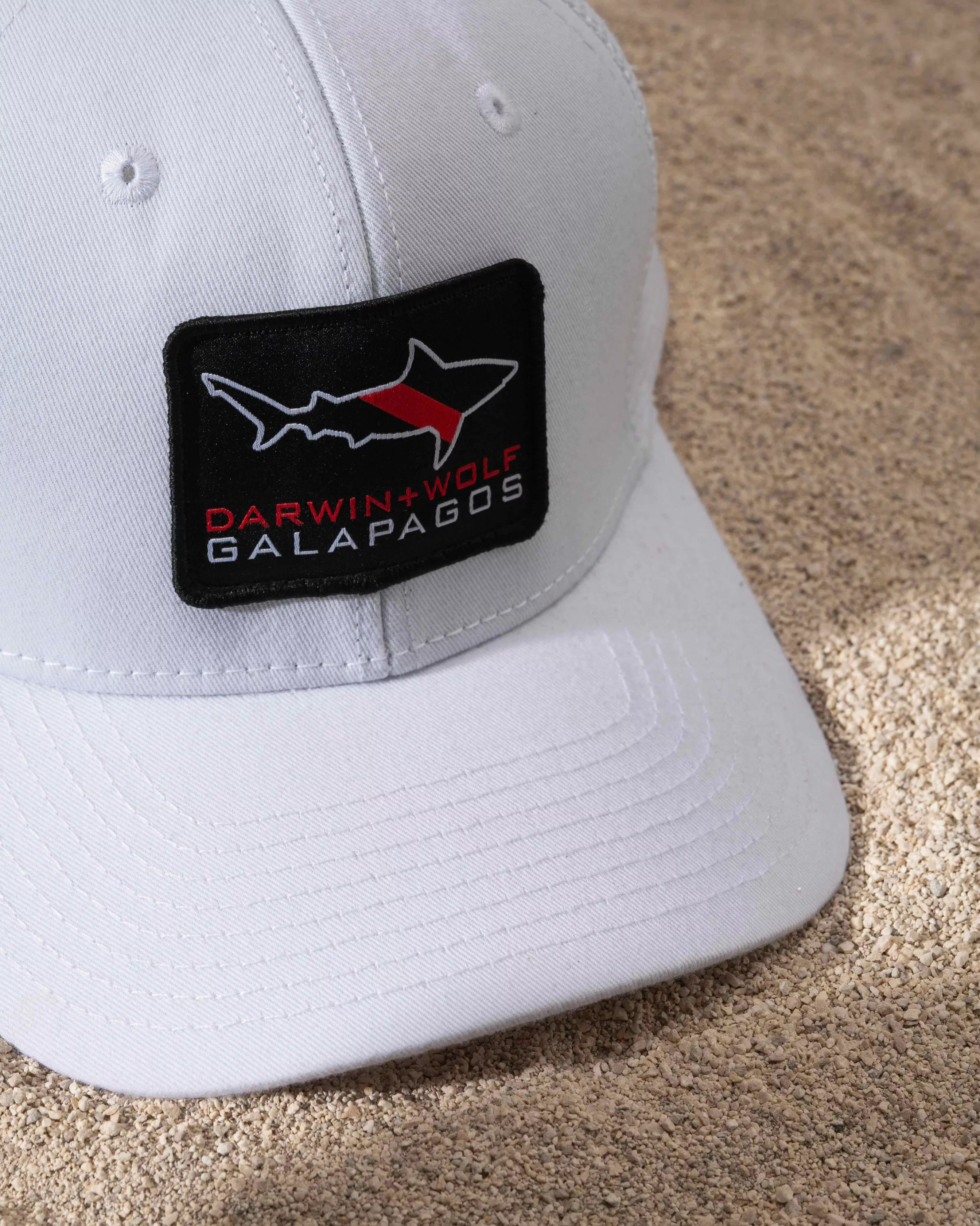 GORRA CAMIONERA PARCHE TIBURON DW BLANCO