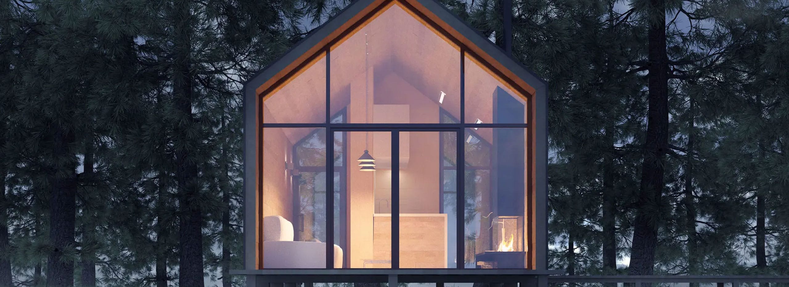 Ein kleines, modern gestaltetes Tiny House mit großer Glasfront steht erhöht zwischen dichten Nadelbäumen; im warm beleuchteten Innenraum sind ein Sessel, eine Lampe und ein Kaminfeuer sichtbar.