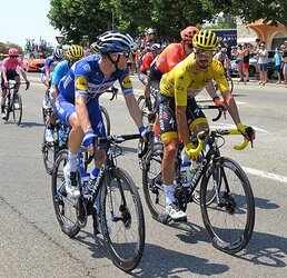 Alaphilippe en Jaune pour l'arrivée à Loudenvielle