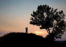 Silhouette eine Paares vor dem Abendrot der untergehenden Sonne fotografiert mit der Canon EOS R6 & dem Rf 28-70 mm f2.0 bei Blende 5 und 43mm