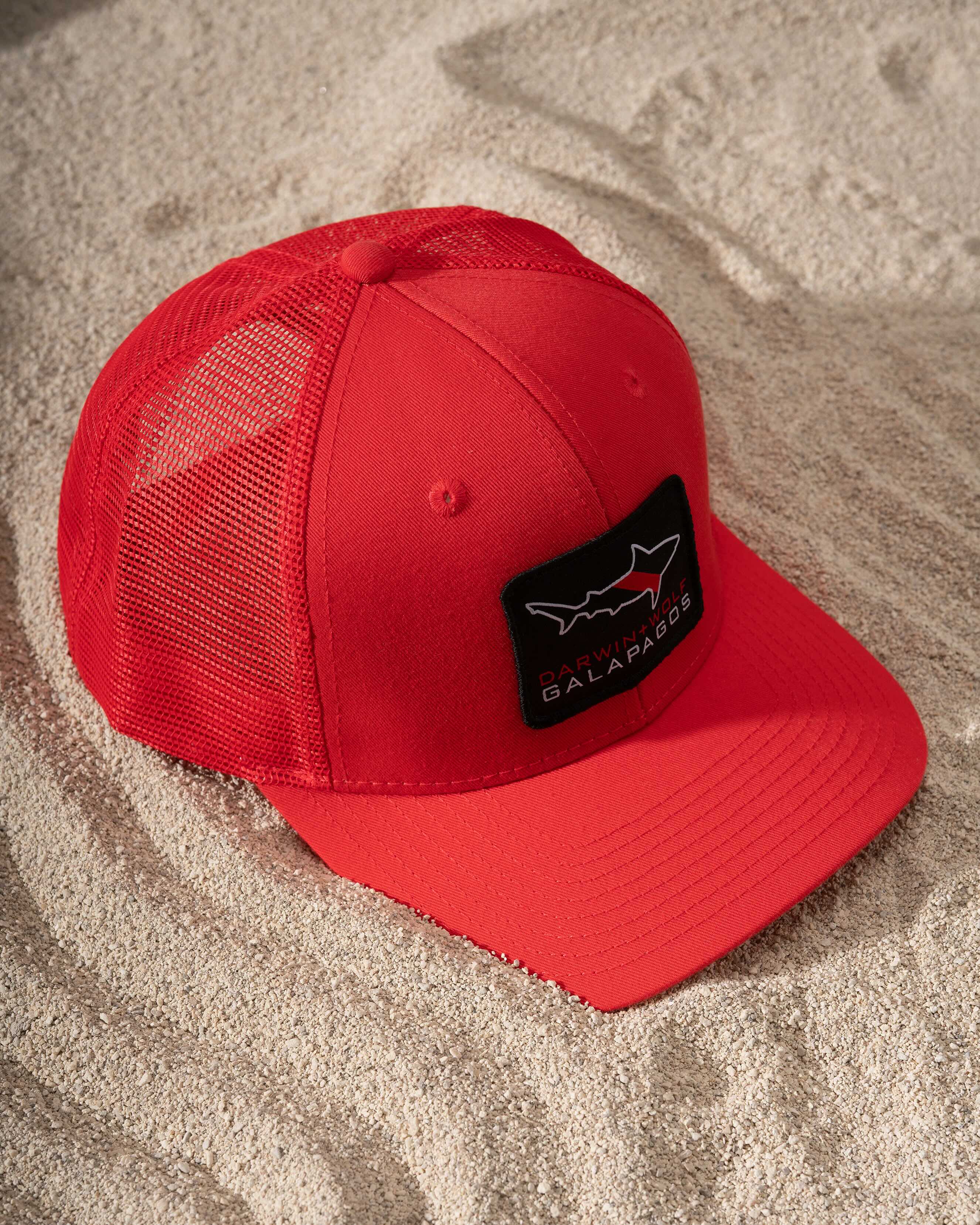 GORRA CAMIONERA PARCHE TIBURON ROJO