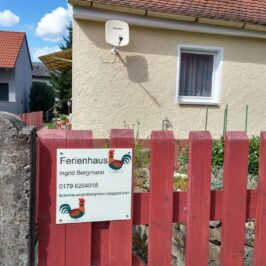 Aussenansicht und umzäunter Garten des Ferienhauses Ingrid Bergmann Moosbach Oberpfalz