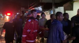 Personel Satuan Samapta Polres Sukabumi bersama tim Gabungan dari Basarnas Sukabumi melakukan evakuasi warga yang terdampak banjir, di sekitar wilayah Puskesmas Palabuhanratu.
