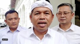 Gubernur Jawa Barat Dedi Mulyadi melarang pengerjaan jalan beraspal atau hotmix dilakukan pada malam hari.