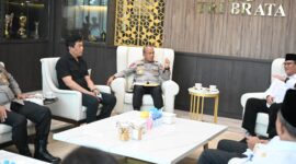 Kapolda Jawa Barat, Irjen Pol. Dr. Rudi Setiawan, menerima audiensi Kepala Kanwil Kemenag Jawa Barat, H. Dudu Rohman, di ruang Courtesy Call Polda Jabar.