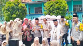 Kapolda Jawa Barat, Irjen Pol Rudi Setiawan, menyalurkan bantuan sosial berupa beras dan hadiah umrah saat kunjungan kerja ke Kabupaten Cianjur, Kamis (5/2/2026).