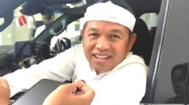 Gubernur Jabar Dedi Mulyadi telah mencoret anggaran pengadaan mobil dinas baru. Selain itu, anggaran baju dinas dan kunjungan luar negeri juga ditiadakan demi efisiensi.