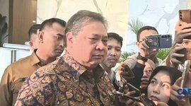 Airlangga Hartarto meminta publik menunggu nama calon resmi yang akan diajukan Presiden Prabowo Subianto kepada DPR RI.