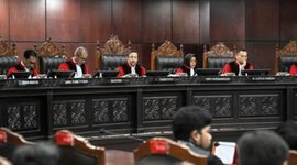 Mahkamah Konstitusi (MK) menegaskan bahwa alokasi anggaran pendidikan sekurang-kurangnya 20 persen dari APBN harus diprioritaskan untuk membiayai komponen utama pendidikan. 