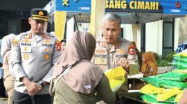 Polres Cimahi gelar gerakan pangan murah, warga antusias borong kebutuhan pokok.
