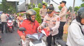 Alumni Sekolah Inspektur Polisi (SIP) Angkatan ke-55 Tahun 2026 Polda Jawa Barat menggelar aksi sosial di kawasan Perempatan Samsat Kiaracondong, Kota Bandung. Selasa (11/8/2026).