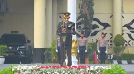 Menulis
Polda Jawa Barat menggelar upacara HUT ke-81 Kemerdekaan RI di Mapolda Jabar, Bandung, Senin (17/8/2026). Upacara dipimpin langsung Irwasda Polda Jabar Kombes Pol Benny Subandi dan berlangsung khidmat.