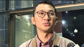 Penyidik Komisi Pemberantasan Korupsi (KPK) menyita uang tunai sebesar 8.500 dolar Singapura dari ruang Kepala Kantor Imigrasi (Kanim) Jakarta Selatan. 