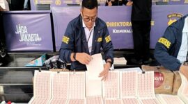 Dalam pengungkapan tersebut, polisi mengamankan lebih dari 3,4 juta keping meterai ilegal beserta mesin produksi dan bahan baku.