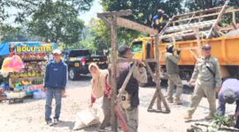 Satuan Polisi Pamong Praja (Satpol PP) Provinsi Jawa Barat menertibkan sejumlah pedagang yang masih melakukan aktivitas jual beli di sepanjang Jalan Raya Subang-Bandung.