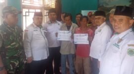 Poto. Kepala MTs Tanjungsiang Ahmad Sobari Al Fauzi didampingi Wakamad Kesiswaan Saripudin, turut hadir BAZNAS, Babinsa dan Bhabinkamtibmas Desa Tanjungsiang. Dok. Deltanusantara.com
