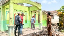PJ Kades Tanjungsiang Anda Arif turut didampingi Bakal Calon Kepala Desa Tanjungsiang Suherman, Ketua BUMDes Tanjungsiang.