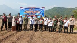 Kegiatan tersebut melibatkan Camat Cisalak, Danramil 0505/Tjs-Cslk, UPT Pertanian, pemerintah desa, anggota TNI/Polri, kelompok tani, serta masyarakat Desa Darmaga. Seluruh unsur bersama-sama melakukan penanaman jagung secara gotong royong.