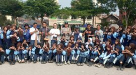 SMAN 1 Cisalak bersama  Forkopincam Cisalak melaksanakan aksi bersih-bersih di Alun-alun Kecamatan Cisalak  memperingati World Cleanup Day (WCD) 2026. Poto. Deltanusantara.com.