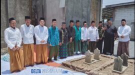 Foto Ketua, para pengurus Majelis Wakil Cabang Nahdlatul Ulama (MWCNU) dari setiap kecamatan, Muslimat NU, Fatayat NU, IPNU, IPPNU, serta Ansor dan Banser saat dilokasi Ziarah. 