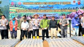 Kapolda Jabar, Irjen Pol. Hengki, turun langsung memimpin penanaman bibit bawang putih di lahan PTPN I Ciater Blok 25 Pangheotan Panglejar, Desa Cipada, Kecamatan Cisarua, Kabupaten Bandung Barat. 