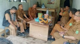 Camat Sagalaherang, Rahmat Hidayat beserta jajarannya saat mengunjungi calon kades no urut 4 Dian Wahyudi. 