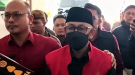 Kejati Jawa Barat menahan Wakil Bupati Indramayu, Syaefudin, sebagai tersangka dalam kasus dugaan korupsi tunjangan perumahan dan transportasi DPRD Indramayu tahun anggaran 2022–2025.