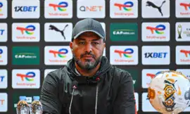 alt= Moine Chaabani, entraîneur de la RS Berkane, en conférence de presse.