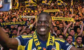 alt= arrivée N’Golo Kanté Fenerbahçe comme une rockstar.