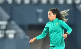 ALT= Sakina Ouzraoui à l'entraînement avec le maillot des Lionnes de l'Atlas.