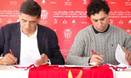 ALT= Hilal Tair paraphant son contrat avec le Hassania d'Agadir.