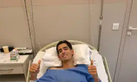 Alt= Nayed Aguerd sur le lit de l'hôpital après son opération.