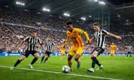 Alt= Newcastle – Barça à St James’ Park : duel entre un joueur du FC Barcelone et des défenseurs de Newcastle en Ligue des champions.
