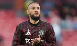 alt= Noussair Mazraoui avec le maillot de Manchester United.