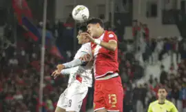 alt= duel aérien entre un joueur du WAC et un atre de l'OCS: